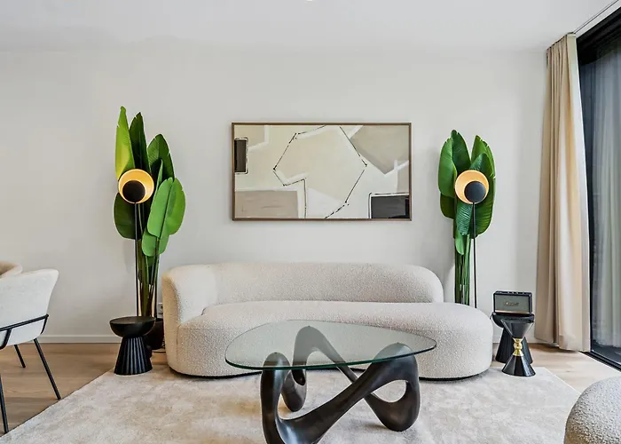Upscale Urban Apartment Style & Comfort For Six